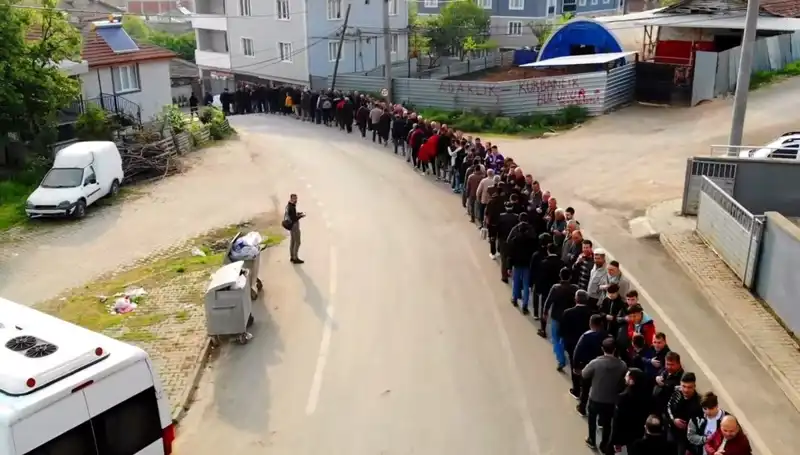 Bursa'nın O Mahallesinde Bayramlaşma Geleneği: 1 Kilometrelik Kuyruk Oluştu