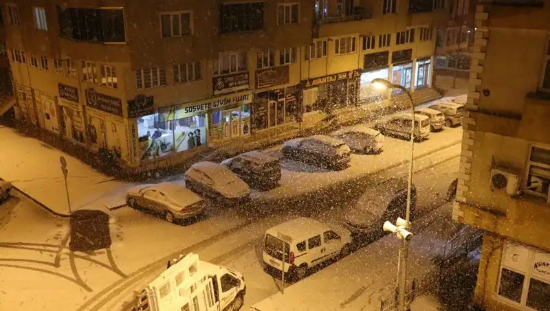 Bir Günde İki Mevsim: Gece Yaşanan Kar ve Sabahın Bahar Güneşi
