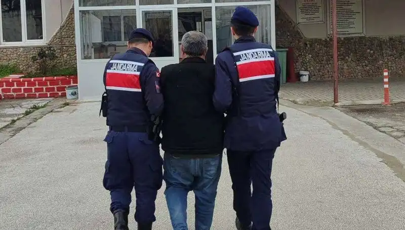 8 Yıl Boyunca Aranan Suçlu Sonunda Yakalandı: Cezaevi Yolcusu
