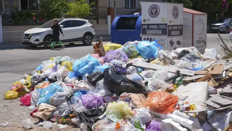 İzmir’de Çöp Yığınları Tüm Şehri Sararken Çözüm Arayışları Başladı