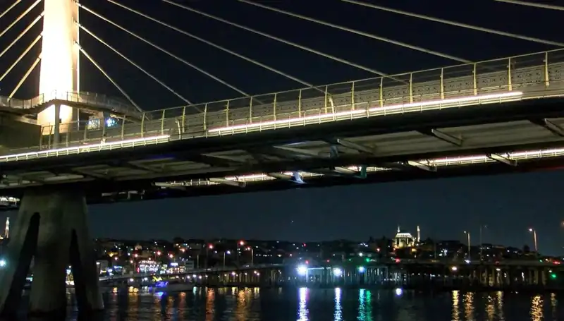 Metro Köprüsünden Denize Düşen Kişi İçin Yoğun Arama Çalışmaları Başlatıldı