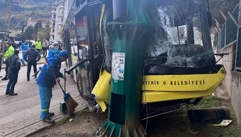 Bursa'da Belediye Otobüsü Kaza Yaptı: 8 Kişi Yaralandı!