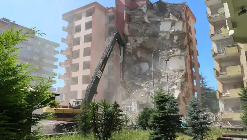 Dalgaların Gücüyle İki Bina Yıkıldı: Deprem Değil, Dalgalar Salladı!