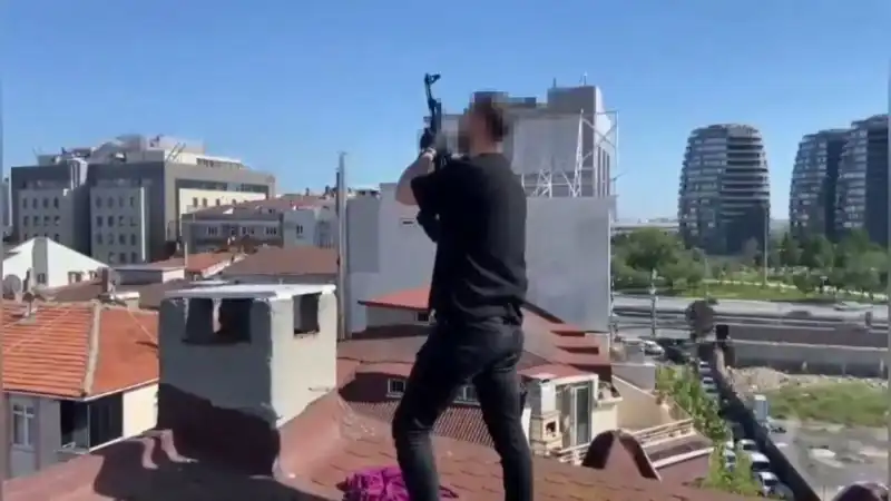 İstanbul'da Nefes Kesen Operasyon: Çatıdan Bacaya AK-47 İndi!