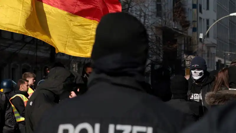 Berlin'de Türk Market Zincirine Silahlı Saldırı Şoku!