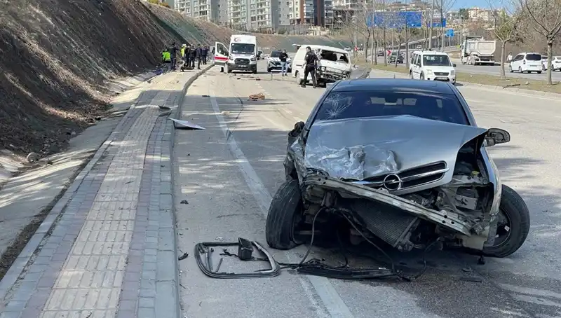 Otomobil ve Minibüs Çarpıştı: Bir Kişi Hayatını Kaybetti, Üç Yaralı