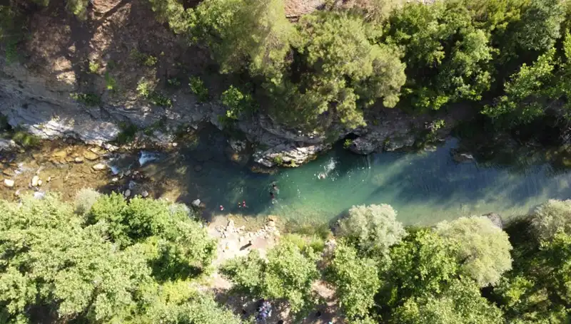 Adana'nın Bunaltıcı Sıcaklarında Yaylacılar Doğal Sularla Serinliyor