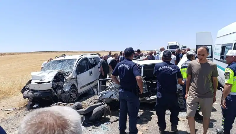 ** Feci Kaza: Otomobil ile Hafif Ticari Araç Çarpıştı, 4 Can Gitti!**