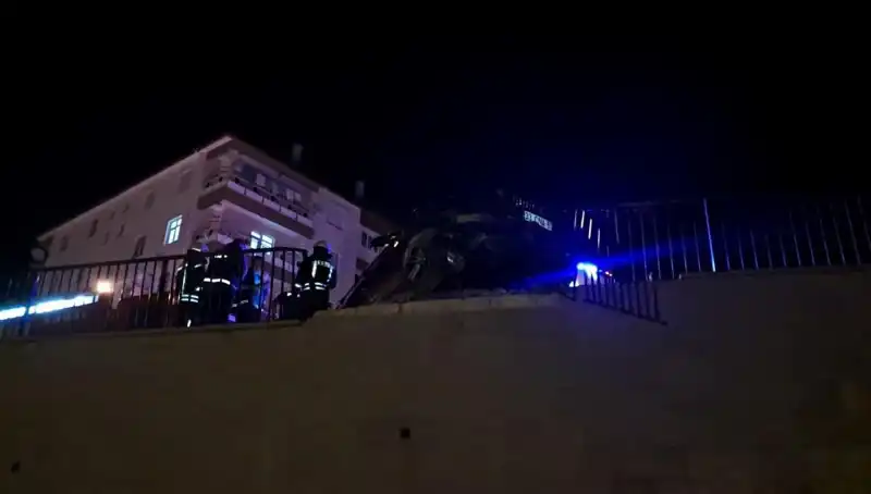 Korkunç Kaza: Araç Bariyere Çarptı, Sürücü Asılı Kaldı!