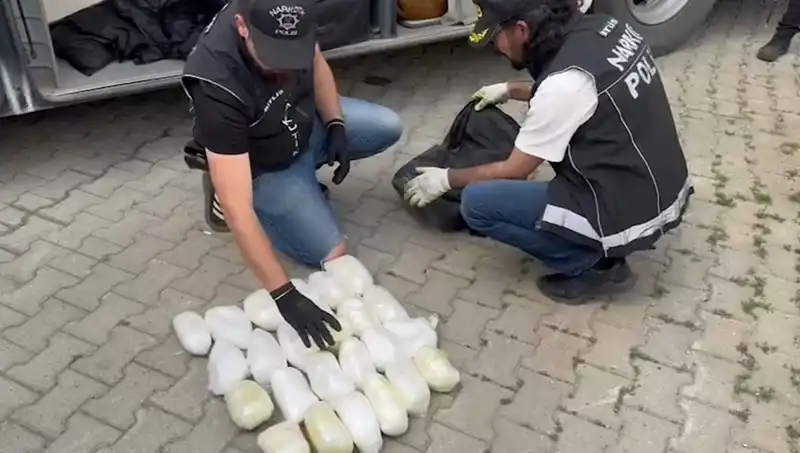 Valizden 13 Kilo Metamfetamin Çıktı: Uyuşturucu Kaçakçıları Yakalandı