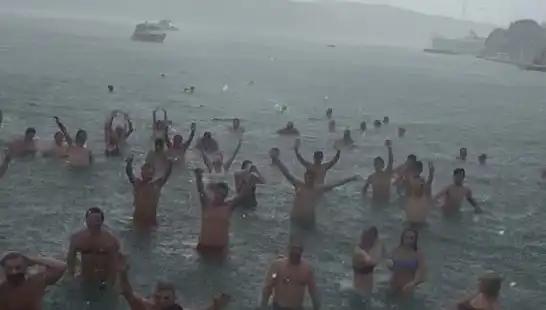 İstanbul'un Bebek Sahili'nde Yağmura Rağmen Denize Girenler Dikkat Çekti