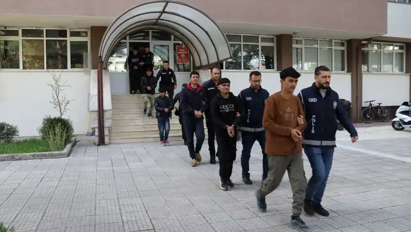 Düzensiz Göçmenler: İki İlde 21 Kişi Yakalandı, Olayın Ardındaki Gerçekler Neler?