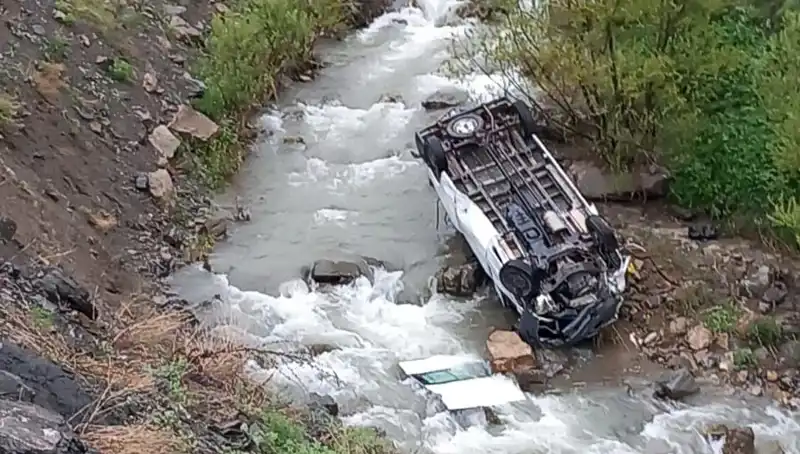 Hakkari'de Minibüs Devrildi: Can Pazarı Derede!