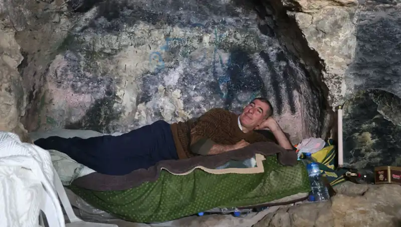 55 Yaşındaki Adam 2 Yılda Mağarada Yaşadı, Şimdi Yeni Bir Hayata Geçti