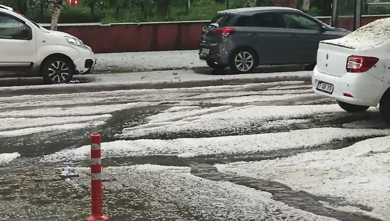 Ardahan'ı Beyaza Bürüyen Şiddetli Dolu Olayı: Şehirde Hayat Durma Noktasına Geldi