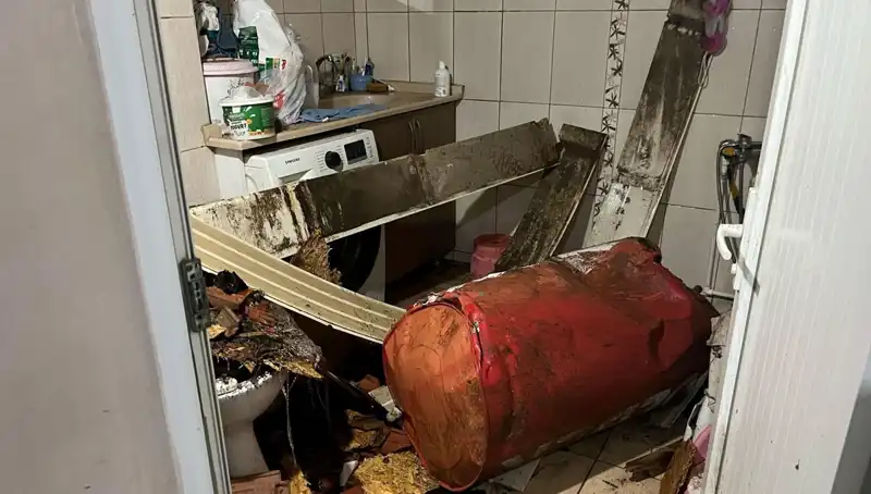 Ege Bölgesi'nde Korkutan Fırtına: Ağaçlar Devrildi, Caddeler Beyaza Büründü!