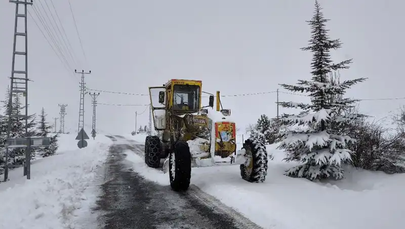 Kayseri'nin Kış Manzarasında Yol Açma Çalışmaları Hızla Devam Ediyor