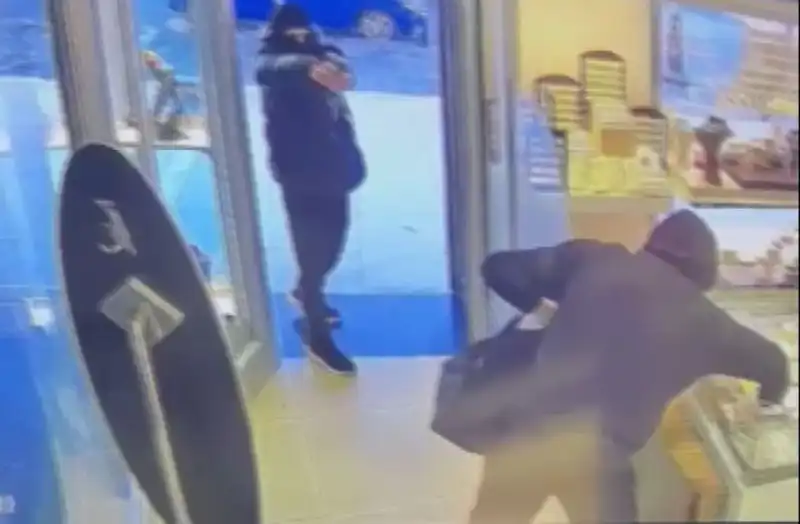 Ümraniye’deki Soygun Girişimi: Maskeli Şahısların Silahlı Saldırısı Güvenlik Kamerasında!