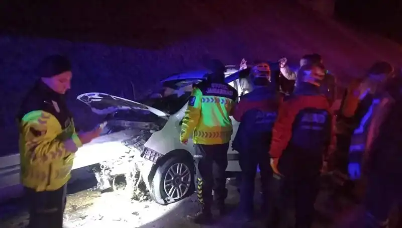 Bariyer Otomobile Saplandı, 4 Kişi Yaralandı: Kazanın Detayları Şoke Edici