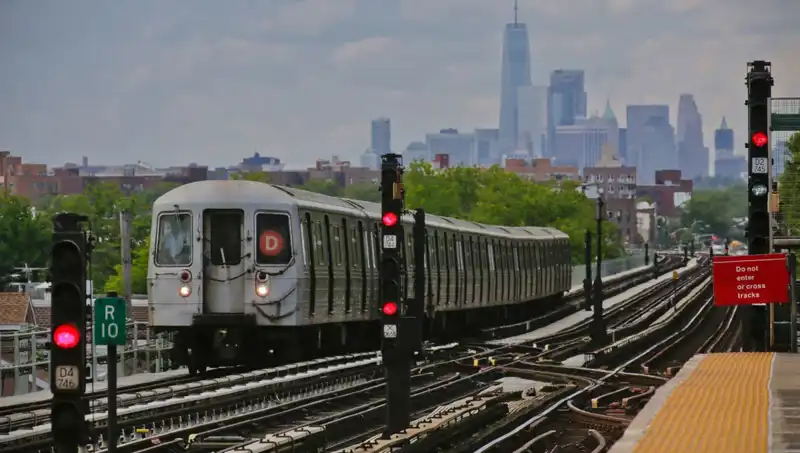 Metro Sörfü Korkunç Bir Can Aldı: 15 Yaşındaki Genç Hayatını Kaybetti