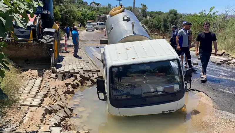 Bodrum'da Su Hattı Patladı, Sayaçlar ve Tanker Çukura Düştü