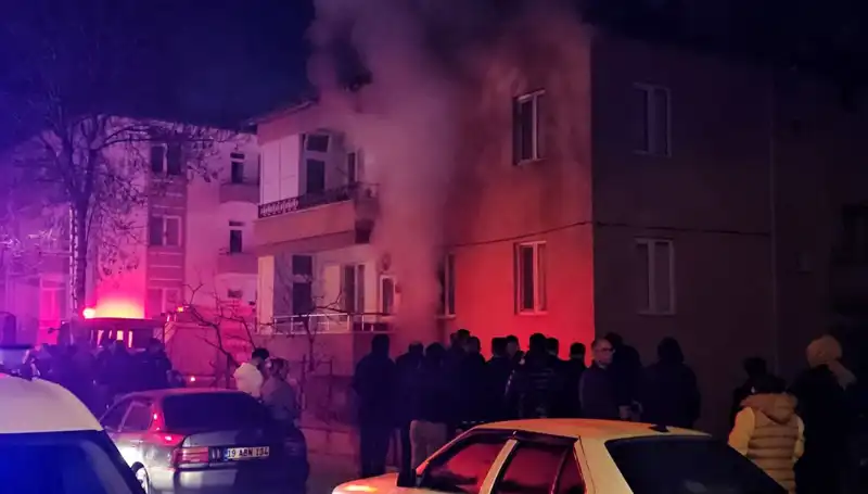 Çorum'da Apartman Yangını! 10 Kişi Dumandan Etkilendi, Sakinler Panik İçinde