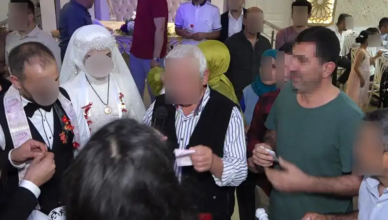 Düğün Davetiyesiz Olur mu? Pasta Yedi, Takıları Çaldı!