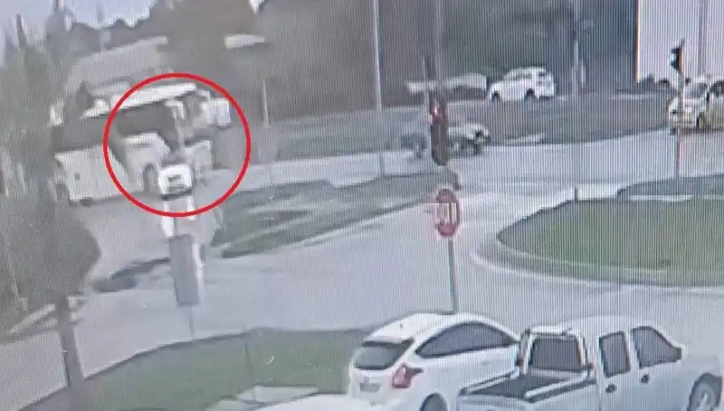 Kırmızı Işığa Durdu, Yolcu Otobüsü Dehşet Saçtı: Kaza Anı Kamerada!