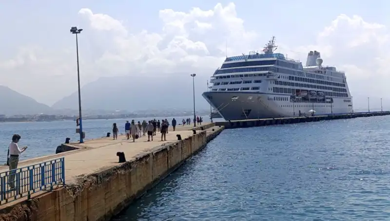 ABD'li Turistler Alanya'nın Güzelliklerine Kruvaziyerle Akın Etti