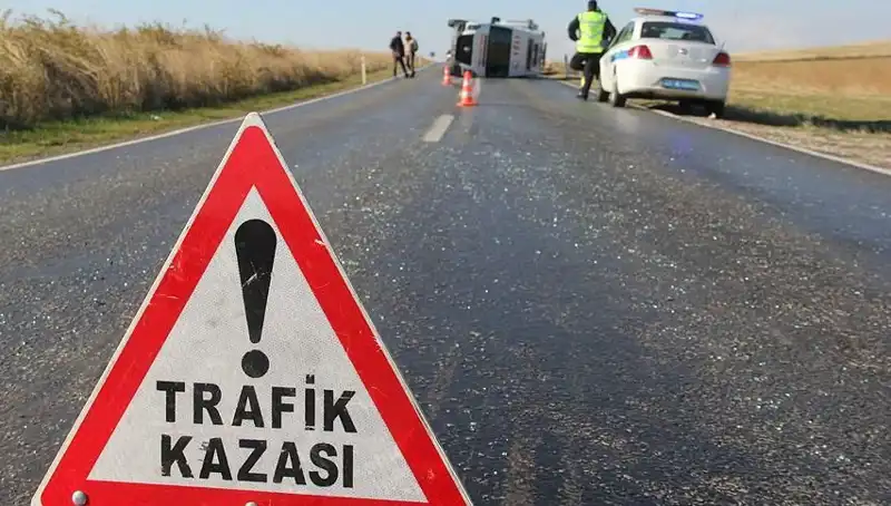 Otomobil Minibüse Çarptı: 6 Çocuk ve 2 Yetişkin Yaralı