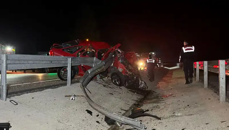 Otomobil Bariyerlere Çarpınca: Feci Kaza 2 Hayat Kırdı