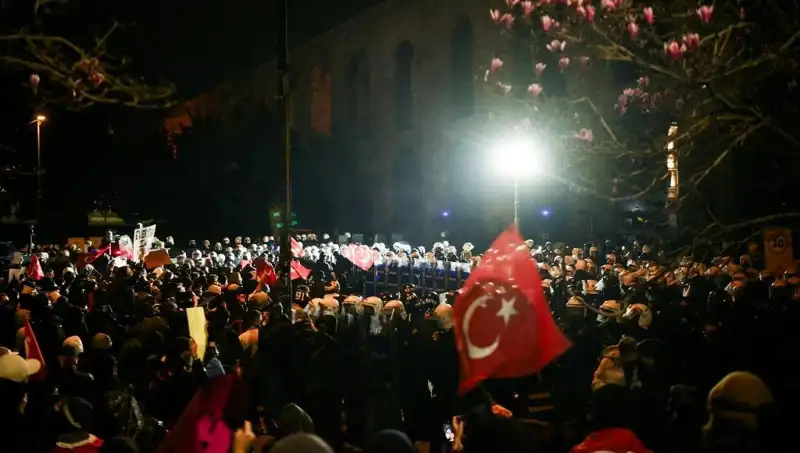 Gazetecilere Israrlı Takip: Gösterilerde Tutuklananlar Serbest Bırakıldı!