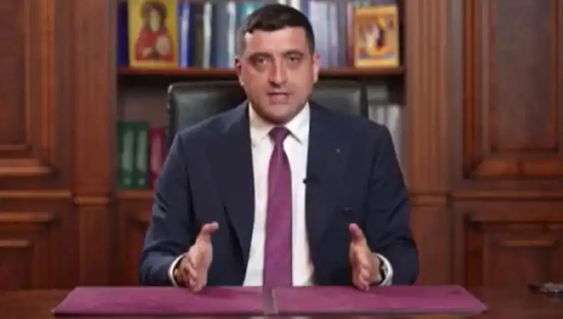 Romanya'da Seçimlerde Aşırı Sağcı Aday Şaşırtan Bir Başlangıç Yaptı