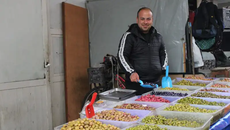 Pazarların Vazgeçilmezi: Yedi Ay Suda Bekleyen 30 Çeşit Sebze!