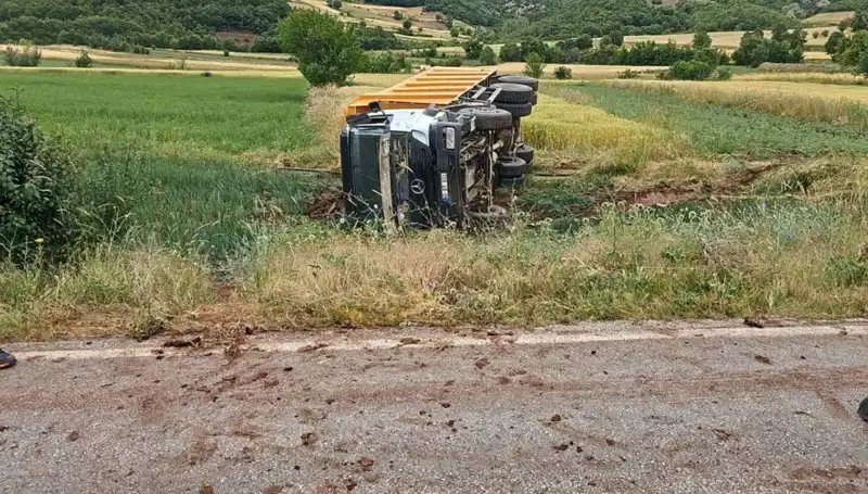 Tokat'ta Feci Kaza: Devrilen Kamyonda Şoför Hayatını Kaybetti