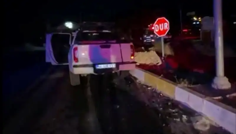 İzmir'de Trafik Kazası: Kamyonetle Ticari Araç Çarpıştı, 7 Kişi Yaralı