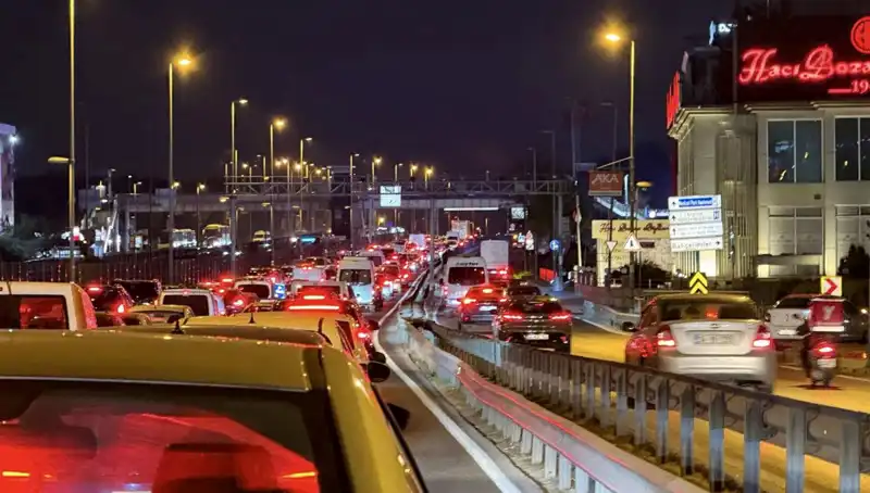 Yenibosna Metrobüs Yaya Üst Geçidinde Heyecan Verici Çalışmalar Başladı