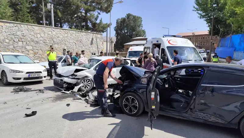 Bitlis'te Trafik Kazası: İki Otomobil Çarpıştı, 10 Kişi Yaralandı!