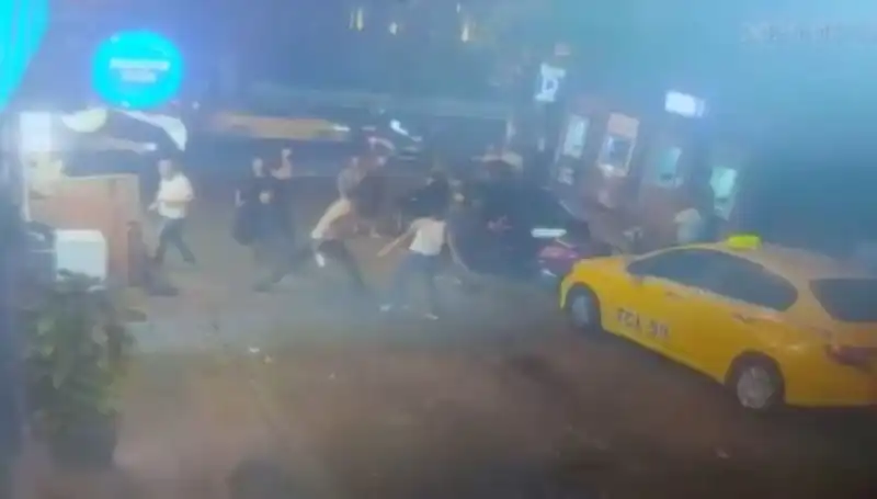 Beyoğlu’nda Laf Atma Kavgası: İki Gruplar Arasında Korkunç Bir Çatışma Yaşandı