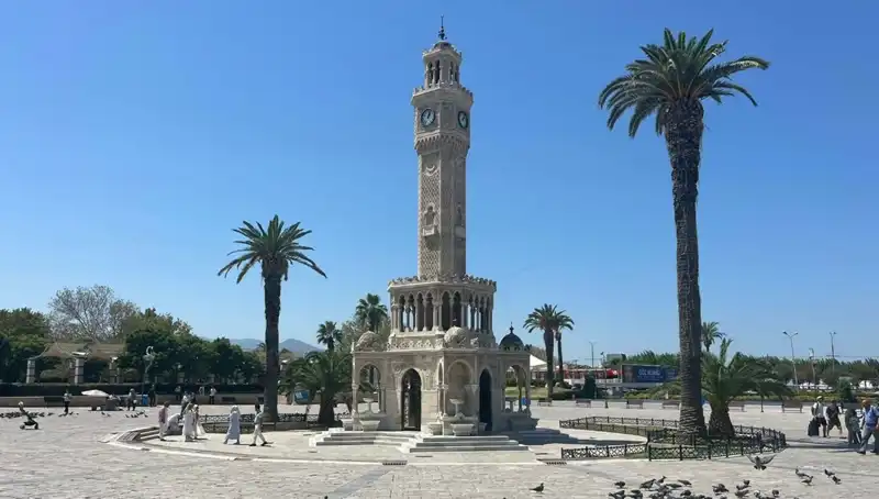 İzmir Sıcaklıklar Rekor Kırıyor: Meydanlar Boş, Hayat Durdurdu!