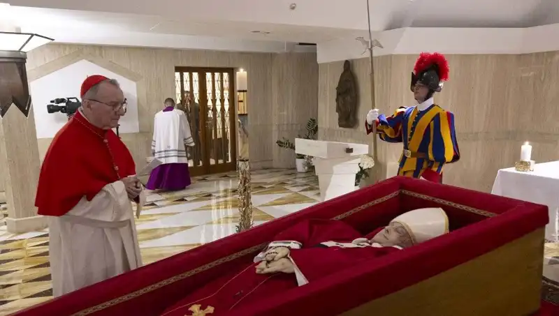 Papa'nın Tabuttaki Fotoğrafları Yayınlandı, Dünya Gündemini Salladı