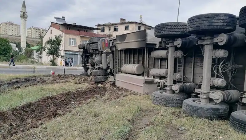 Freni Boşalan TIR Erzurum'da Korkunç Bir Kazaya Neden Oldu!
