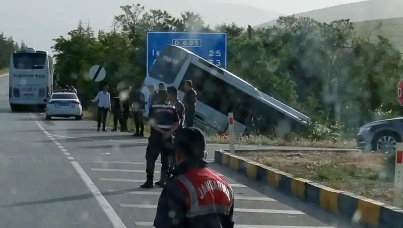 Isparta'da Tur Otobüsü ile Yolcu Otobüsü Çarpıştı: Yaralılar Hastaneye Kaldırıldı!