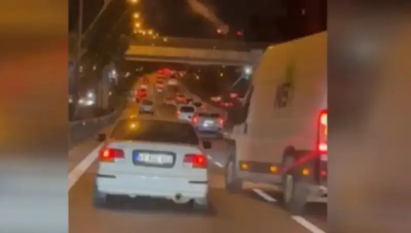 Tuzla'da Makas Terörü: Sürücü Kaza Sonrası Kaçmayı Başaramadı