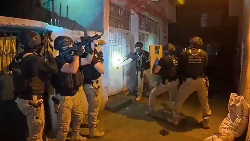 İstanbul'da DAEŞ'ten 18 Kişi Gözaltına Alındı: Operasyon Detayları