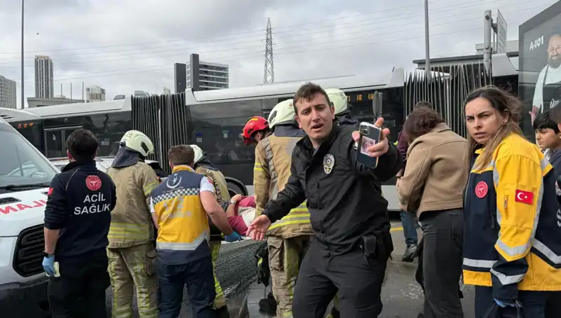 Metrobüs Kazası İstanbul'u Sarstı: Yaralılar ve Sefer İptalleri Yaşandı