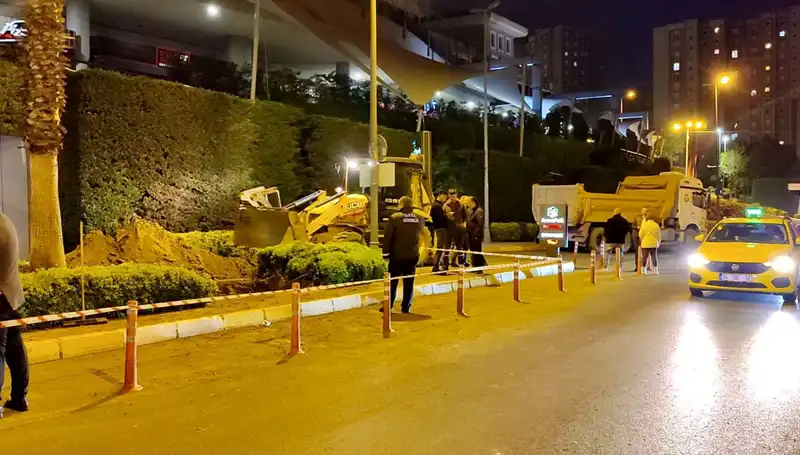 AVM Girişinde Doğalgaz Sızıntısı: Müşteriler Panik İçinde Flee Ediyor