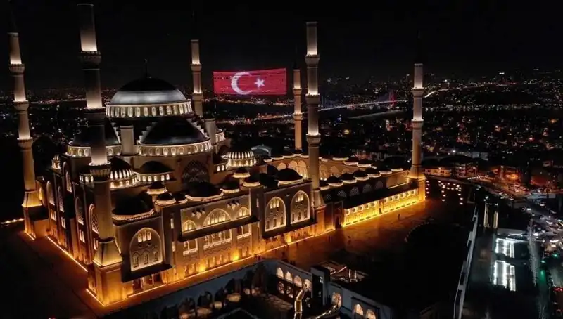 Bu Akşam Kuraklık, Afetler ve Şehitler İçin Dualar Yükseklerde Yükseliyor