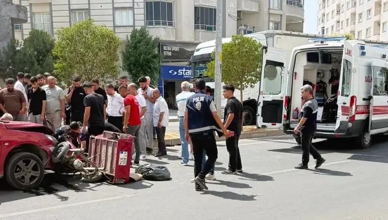 Mardin’de Trafik Kazası: İki Kişi Yaralandı, Olay Anı Görüntülendi