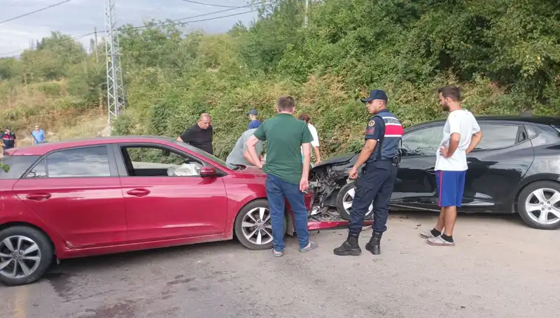 Karamürsel'de Feci Trafik Kazası: 4 Yaralı Olayı Kamçıladı!